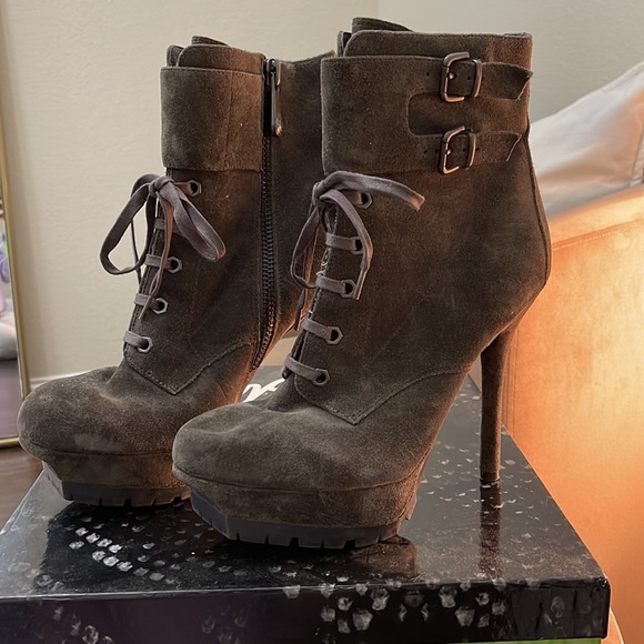 CLOSET CLEAR OUT: Sam Edelman Sz 8.5 Suede Platform Bootie In Graphite 🤍 - Picture 3 of 4